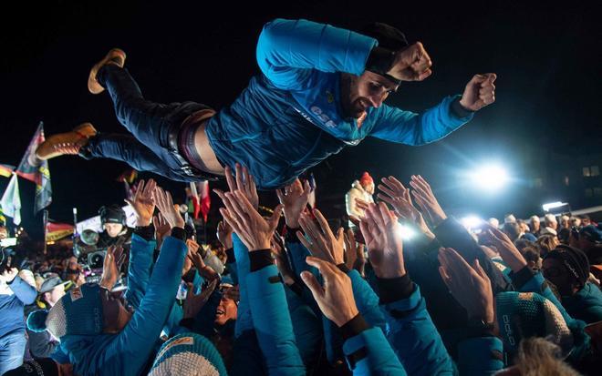 El francés Martin Fourcade celebra con sus compañeros de equipo después del podio al ganar la competencia de relevos de 4x7,5 km en la Copa Mundial de Biatlón de la UIB en Rasen-Antholz (Rasun Anterselva), en los Alpes italianos.