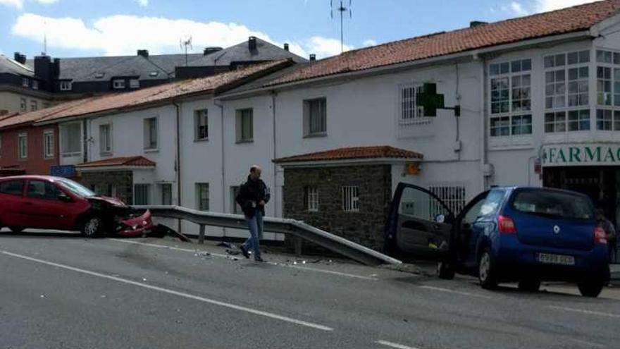 Coches tras la colisión, ayer, en Abegondo.