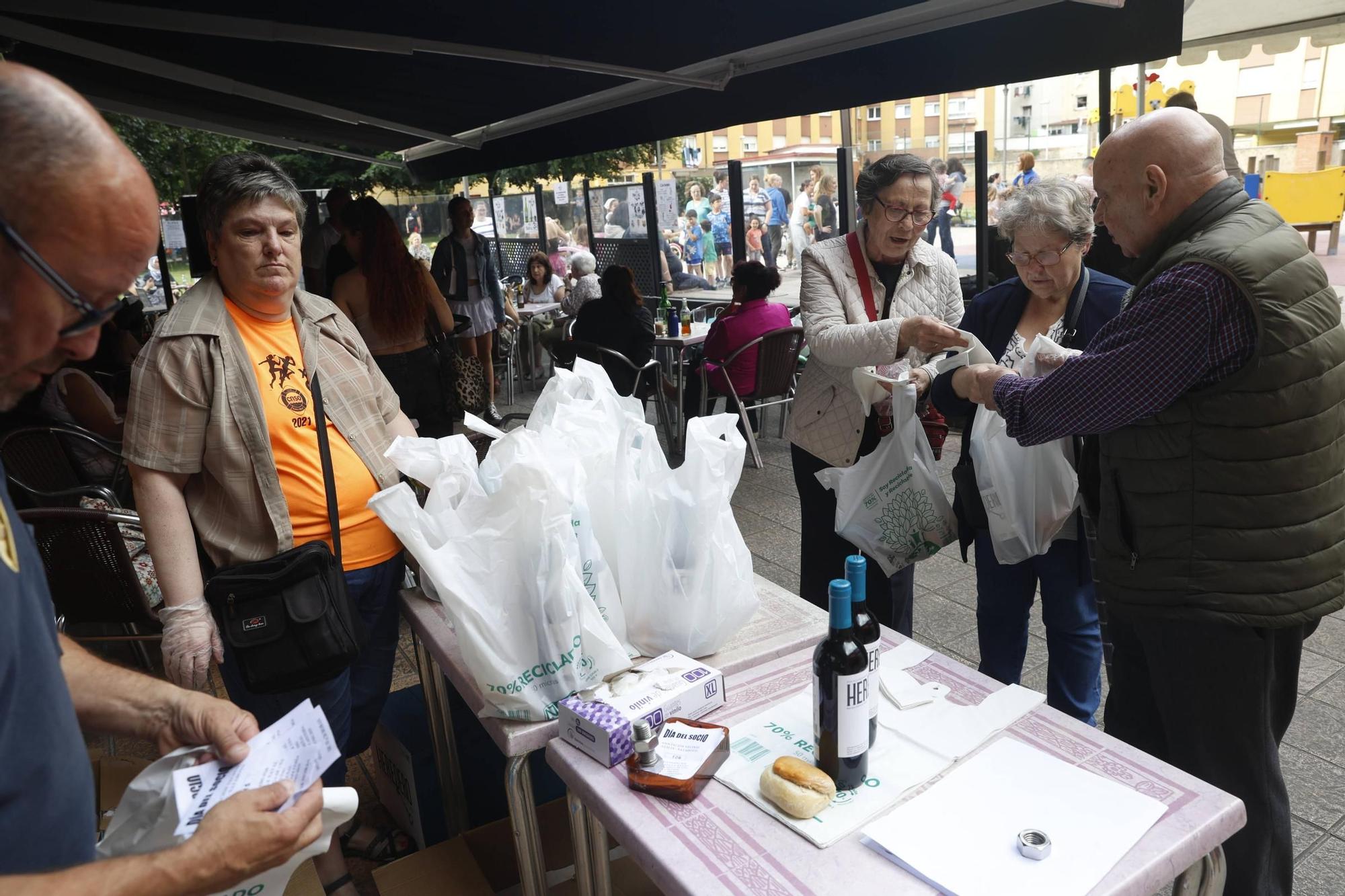El Natahoyo celebra el reparto del bollo entre sus vecinos (en imágenes)