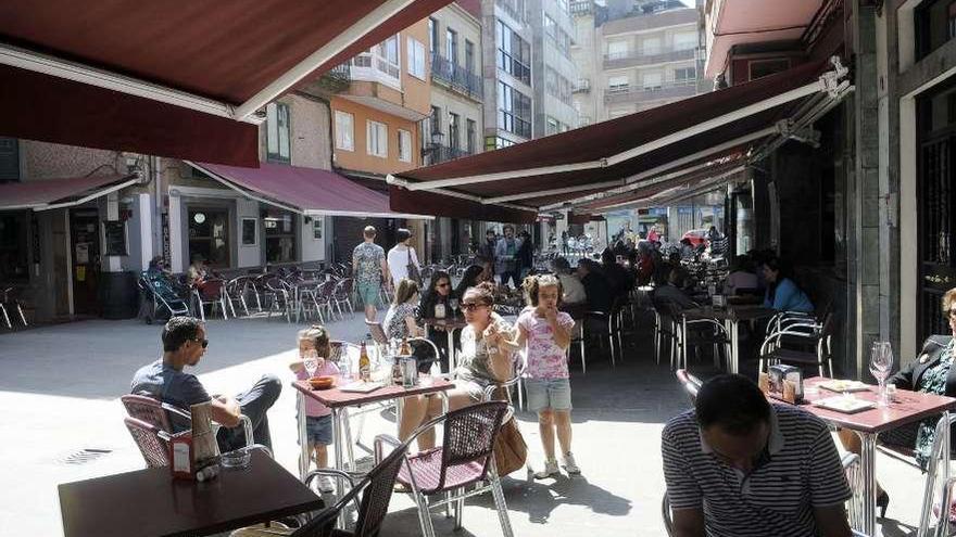 Los bares de A Baldosa tienen toldos pero retiraron los paravientos laterales.  // Noé Parga