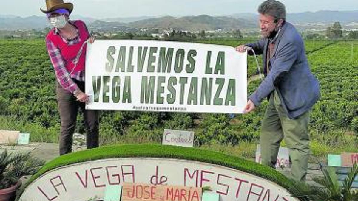 Enrique Salvo Tierra (derecha), en la Vega de Mestanza.