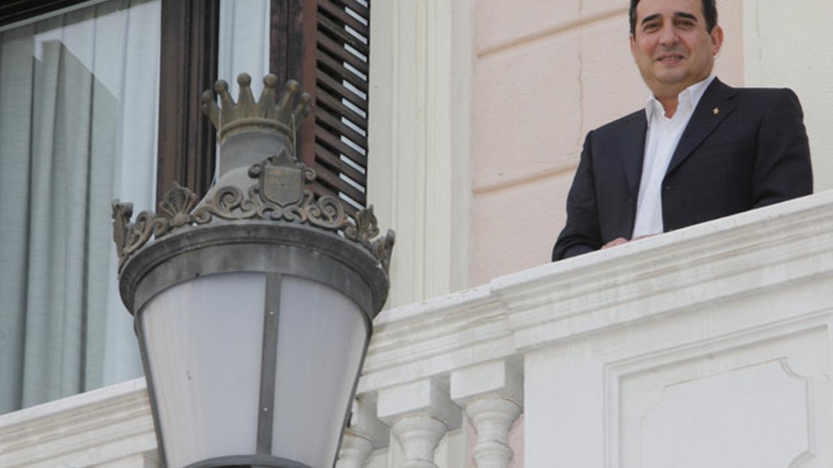 Manel Bustos, en el balcón del Ayuntamiento de Sabadell.