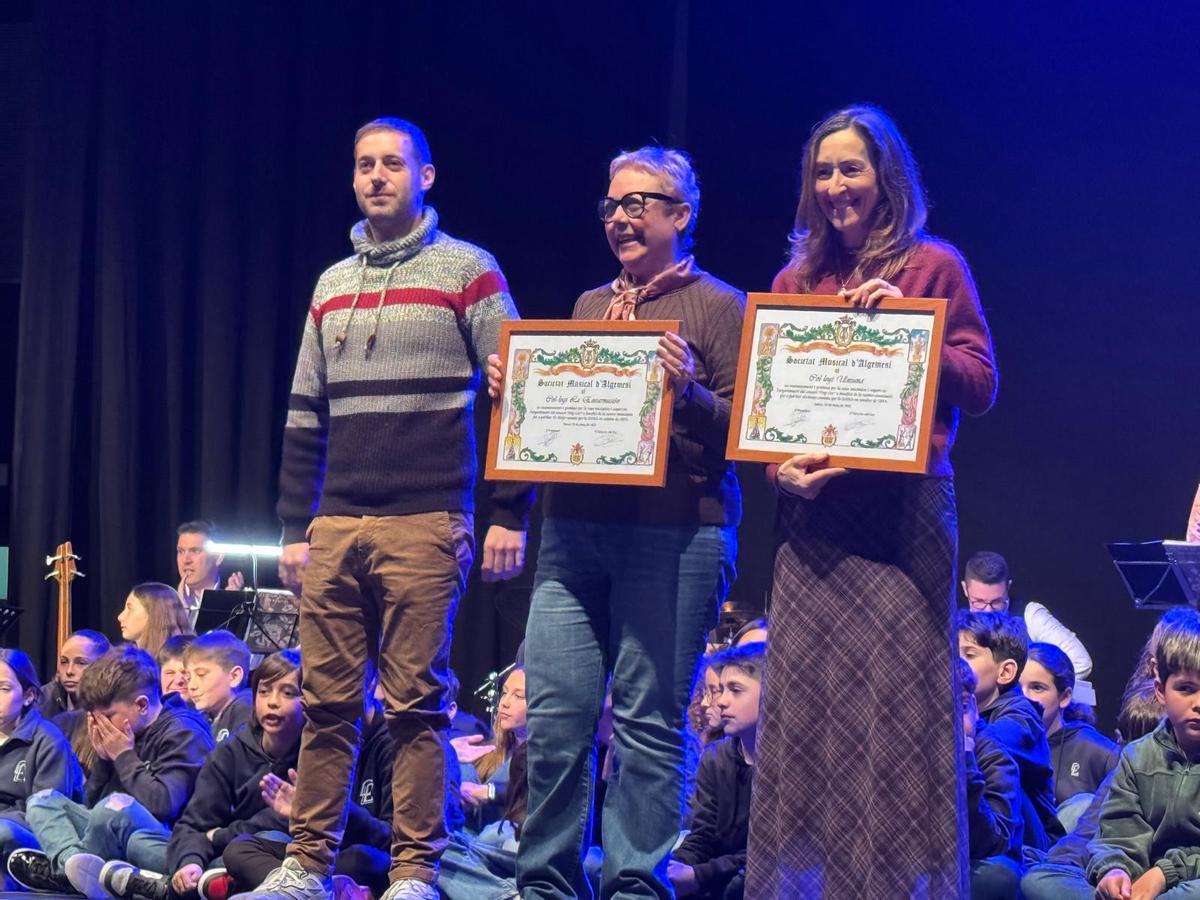 La Societat Musical entregó displomas de reconocimiento a los dos colegios participantes en el concierto solidario.