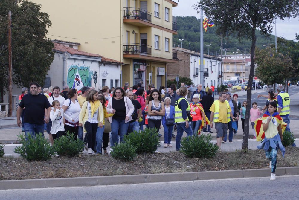 Milers de persones en la cadena humana de Sant Julià de Ramis a Aiguaviva per commemorar l'1-O