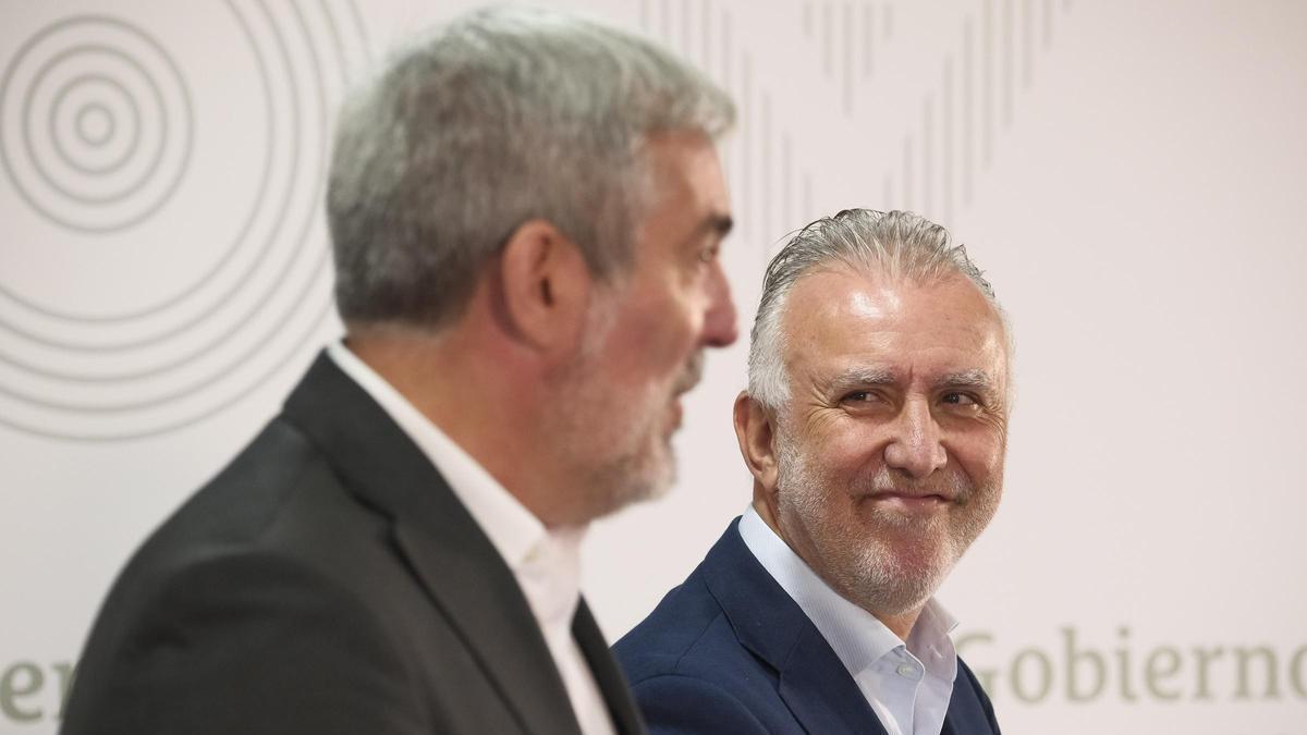 El ministro de Política Territorial, Ángel Víctor Torres, sonríe al presidente del Gobierno canario, Fernando Clavijo.