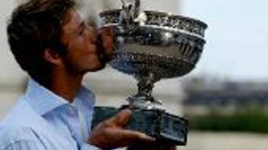 Juan Carlos Ferrero vapulea a Verkerk y gana Roland Garros