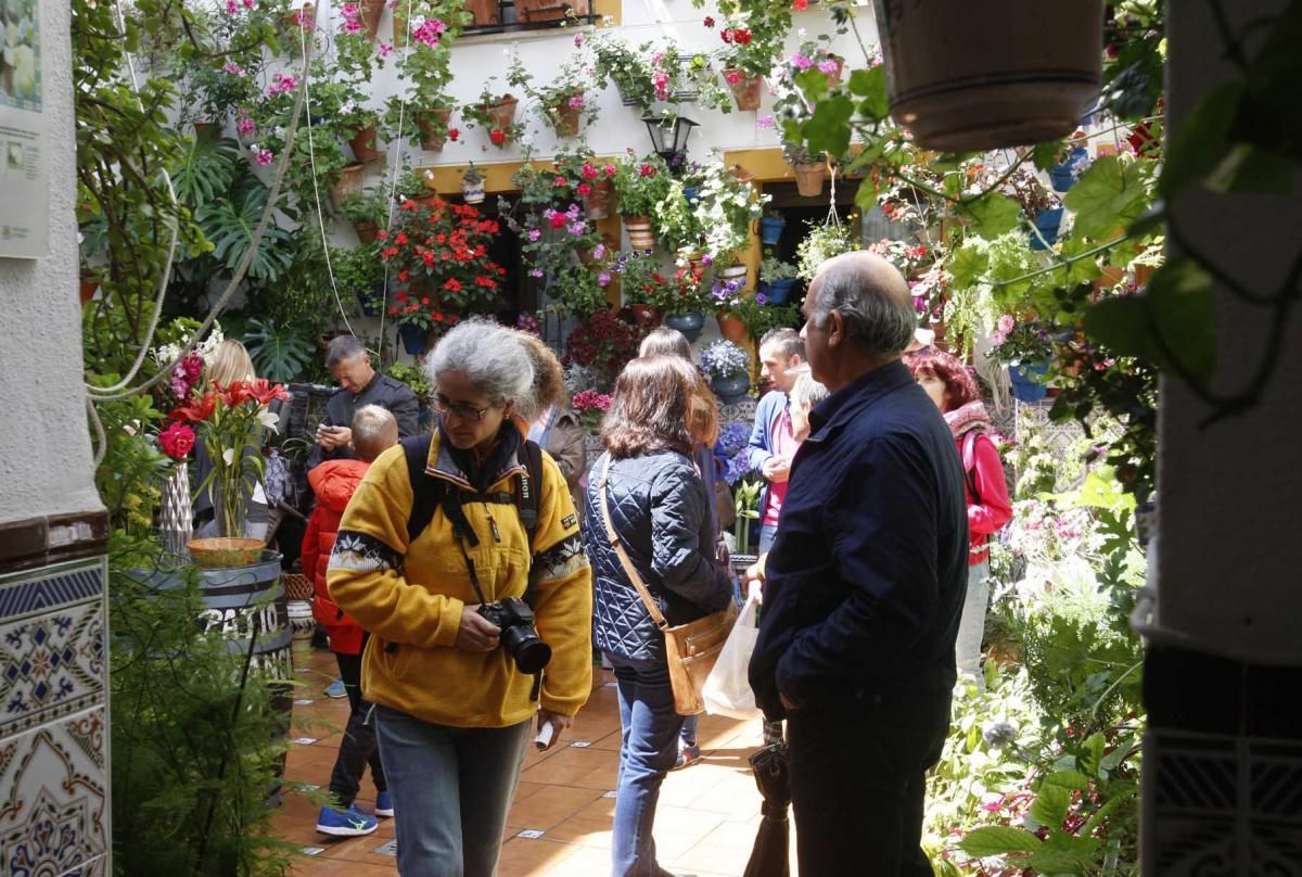 Colas y lluvia en el primer día de Fiesta de los Patios