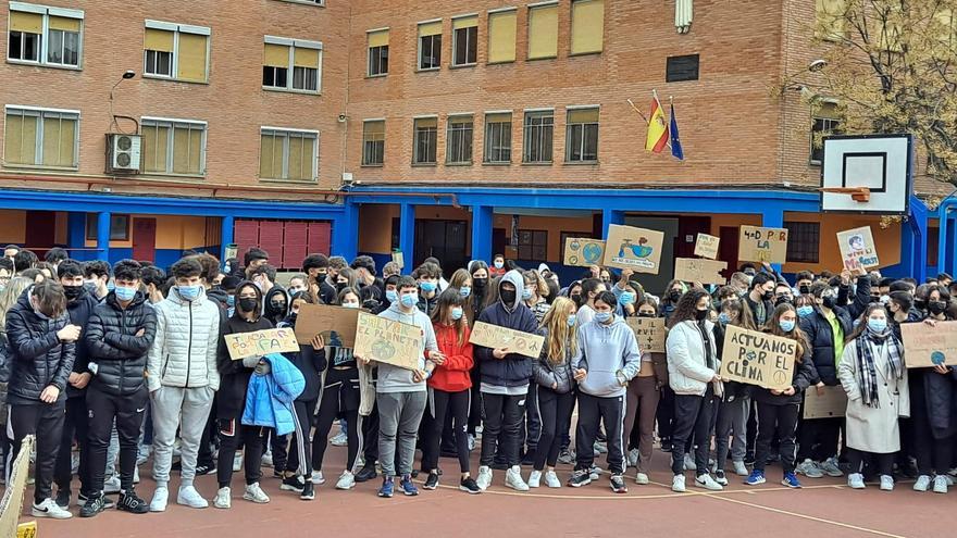 Los escolares han guardado un minuto de silencio por la salud del planeta y han mandado un mensaje a los dirigentes.