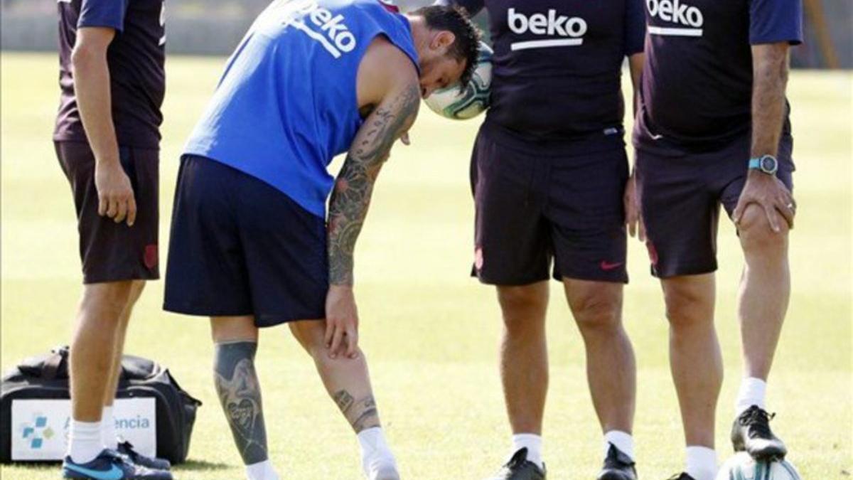 Messi se toca la pierna