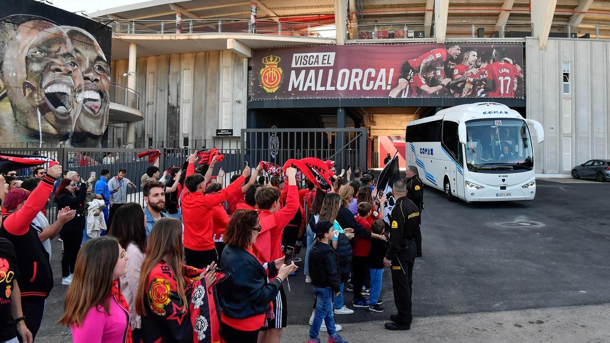 Los aficionados del Mallorca despiden al conjunto antes de la final de la Copa del Rey