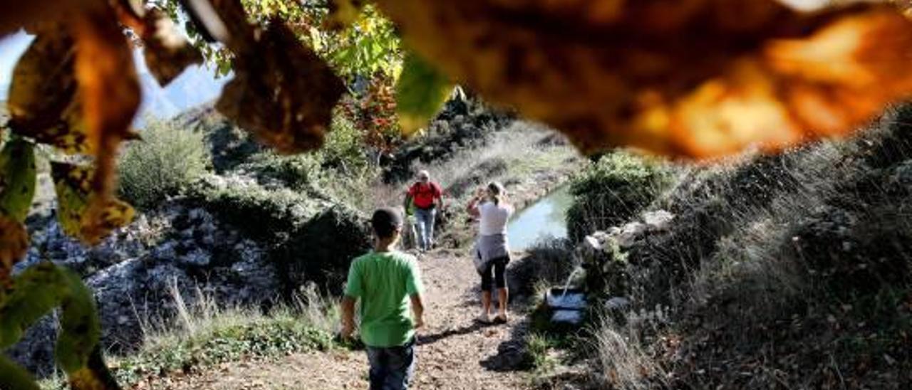 Caminar permite compartir momentos y valores en familia.