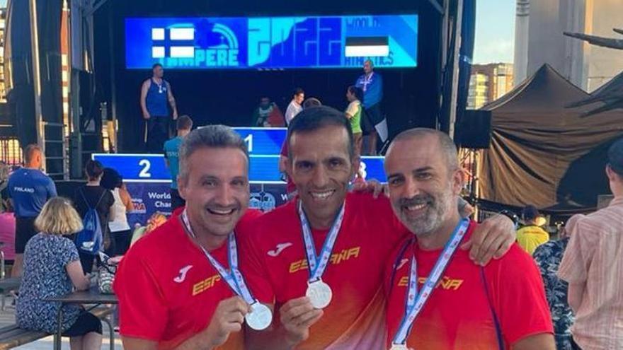 Los tres atletas del Sa Raval con la medalla de plata