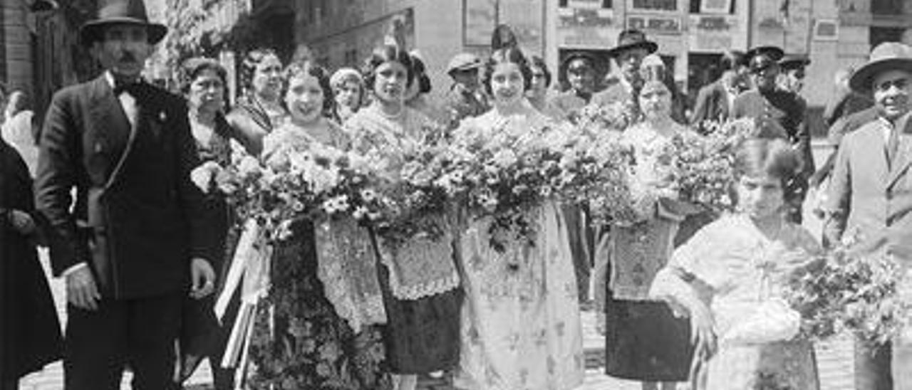 Un grupo de valencianas, con vestidos tradicionales, en un acto en honor a la Mare de Déu el 8 de mayo de 1932.