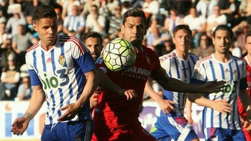 El Real Zaragoza pasa del crucero de placer a salvar un punto del naufragio