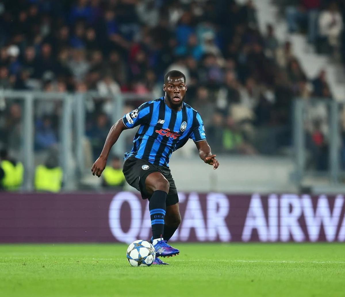 Yunus Musah en un partido de UEFA Champions League con el Atalanta