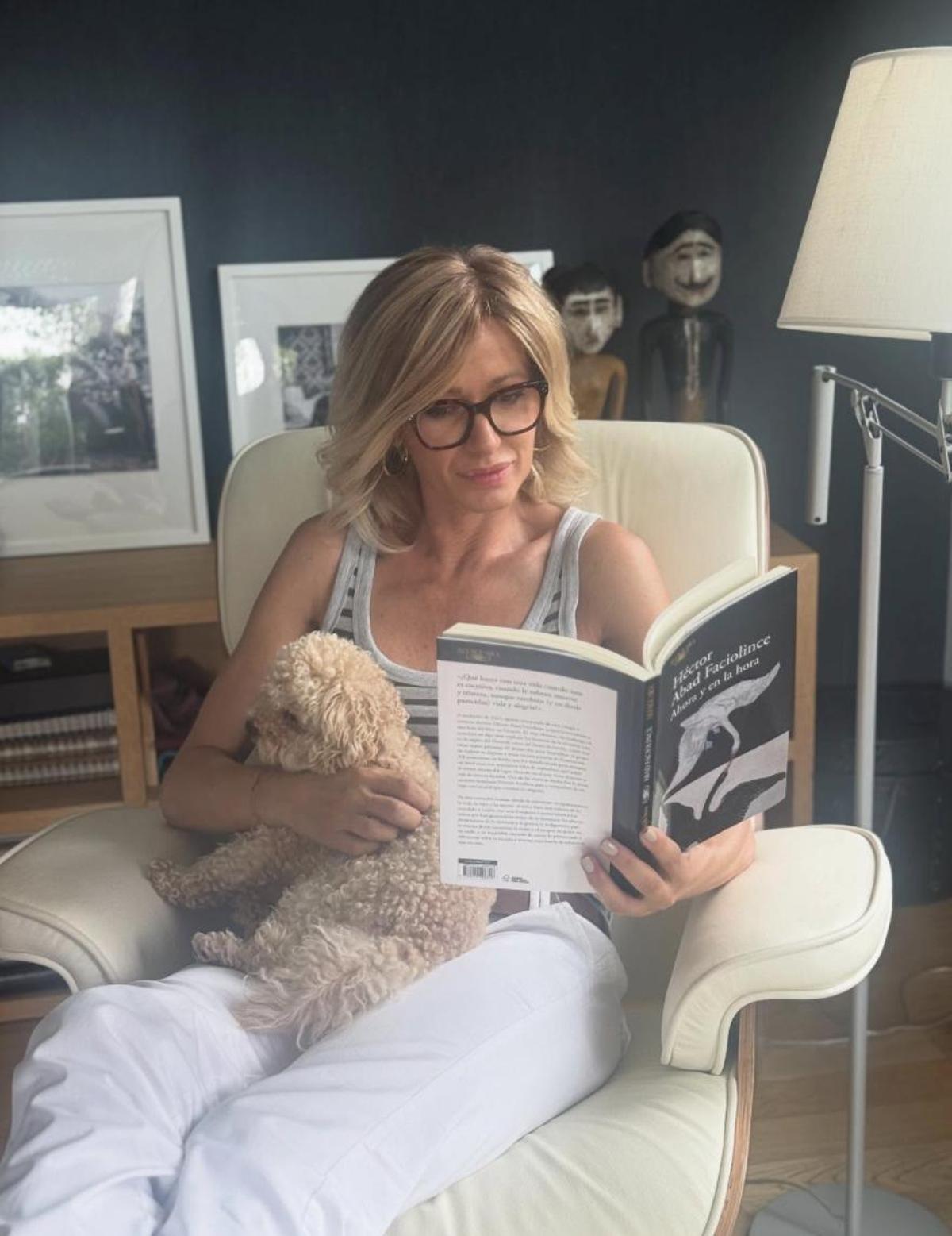 Susanna Griso posando junto a su caniche Obi