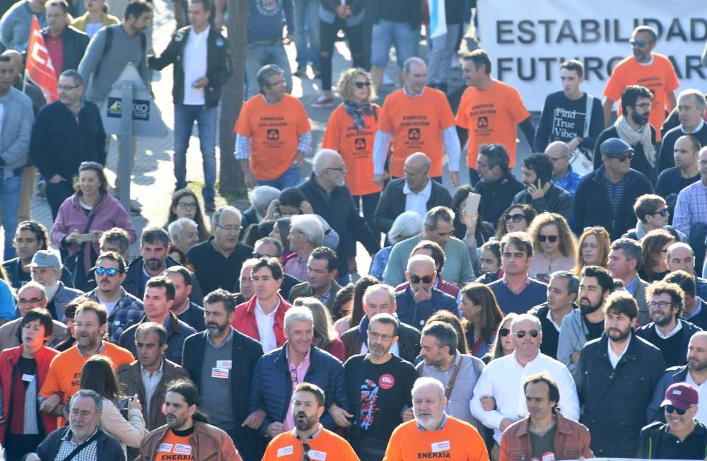 La concentración cuenta con una participación masiva - Entre los asistentes, trabajadores de la planta en Avilés y miembros de la Corporación.