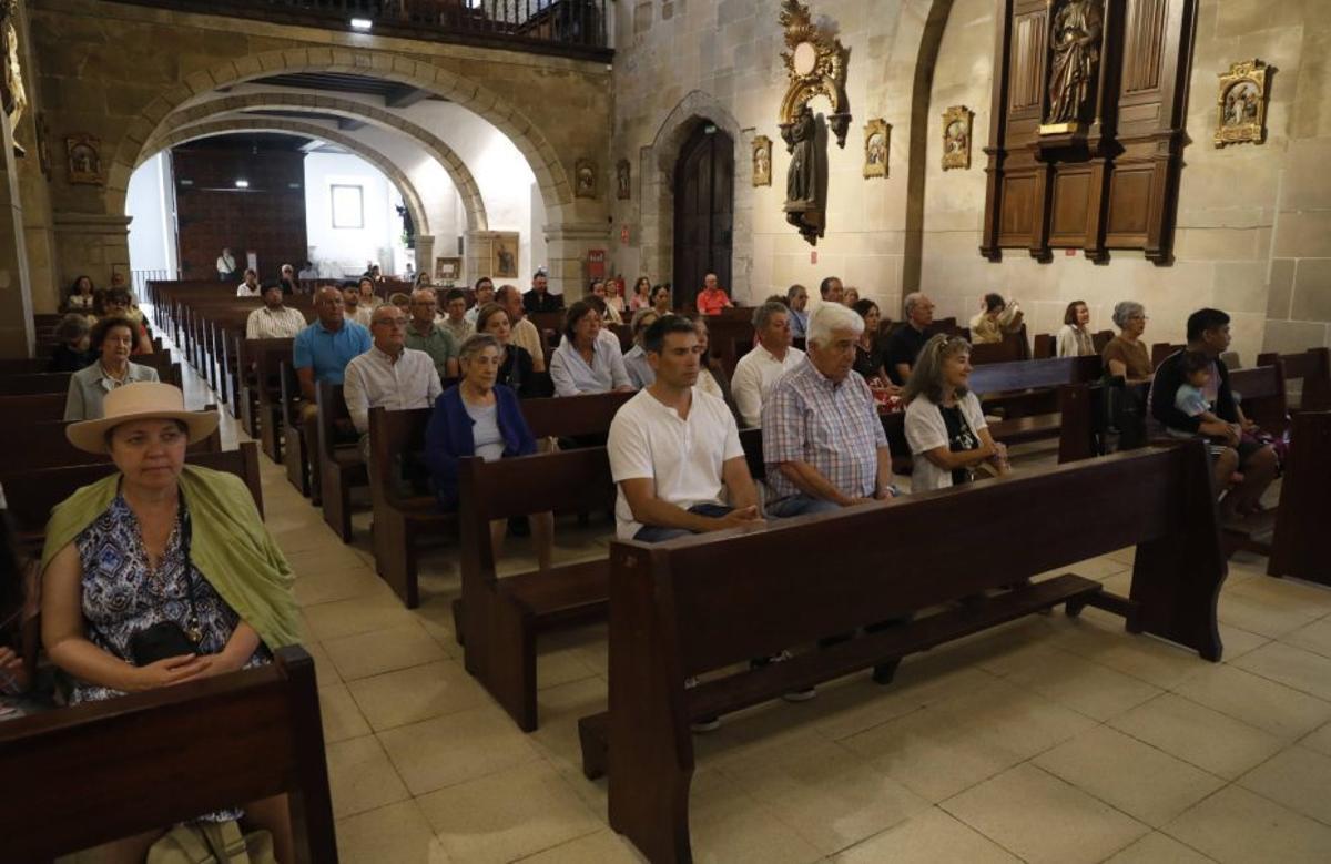Asistentes a la misa en la que se inauguró el órgano. | MARA VILLAMUZA