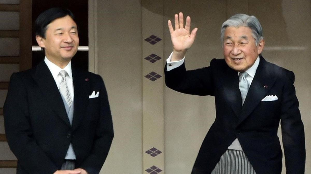 El emperador Akihito, a la derecha, con el príncipe Naruhito, a la izquierda