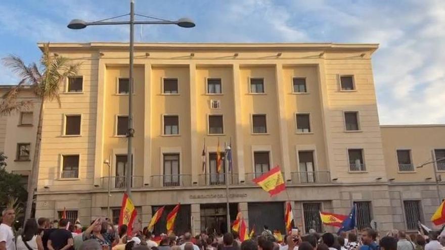Centenares de ceutíes marchan contra la gestión del Gobierno de la crisis migratoria