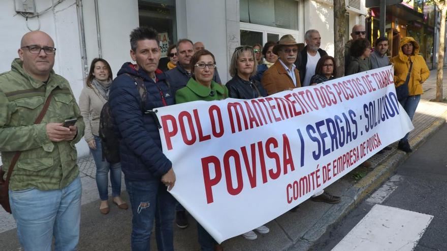 El comité de Povisa, concentrado, esta mañana, ante el Parlamento de Galicia. // Xoan Álvarez
