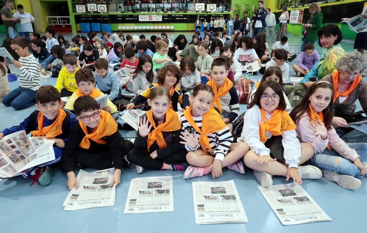 Participantes da pasada edición de Faro da Escola, na entrega de premios.