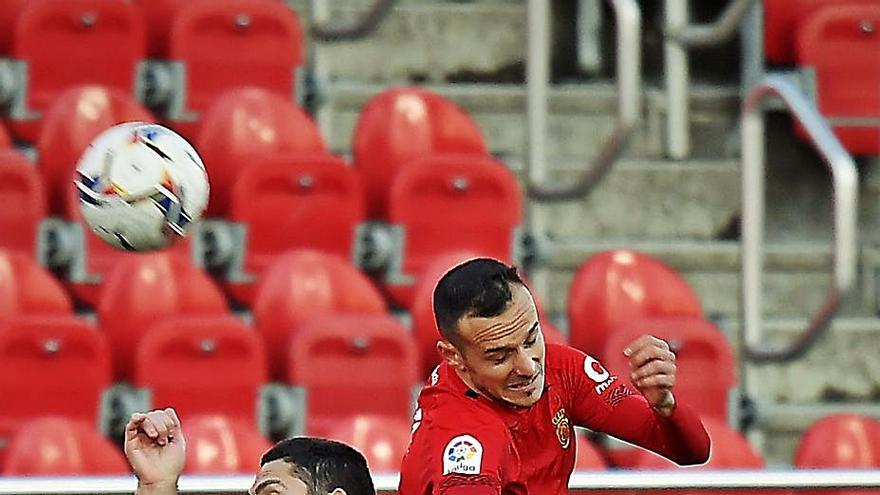 Blanco Leschuk, a la izquierda, pelea por un balón con un rival del Mallorca. | |