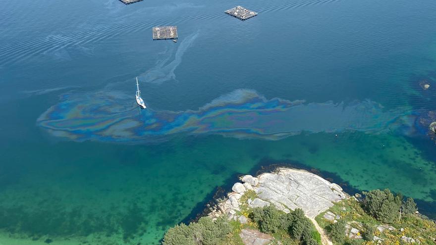 Investigan el origen de una mancha de gasóleo aparecida frente a las costas de A Illa