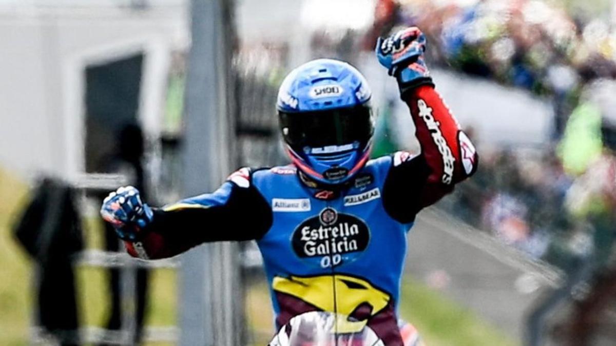 Àlex Márqez (Kalex) cruza triunfal la meta de Sachsenring (Alemania), recuperando el liderato del Mundial de Moto2.