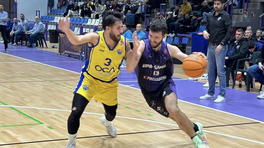 Ferrando, con el balón, en un partido de esta última temporada