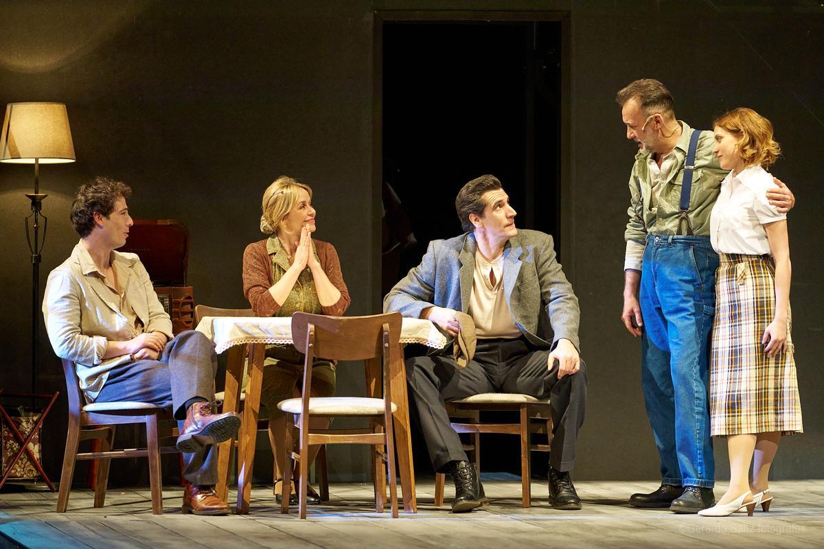 María Adánez, la segunda por la izquierda, durante la representación de la obra.