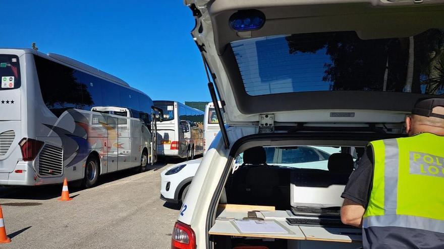 Un control de transporte escolar en Elche detecta que conductores de una empresa simulaban los descansos