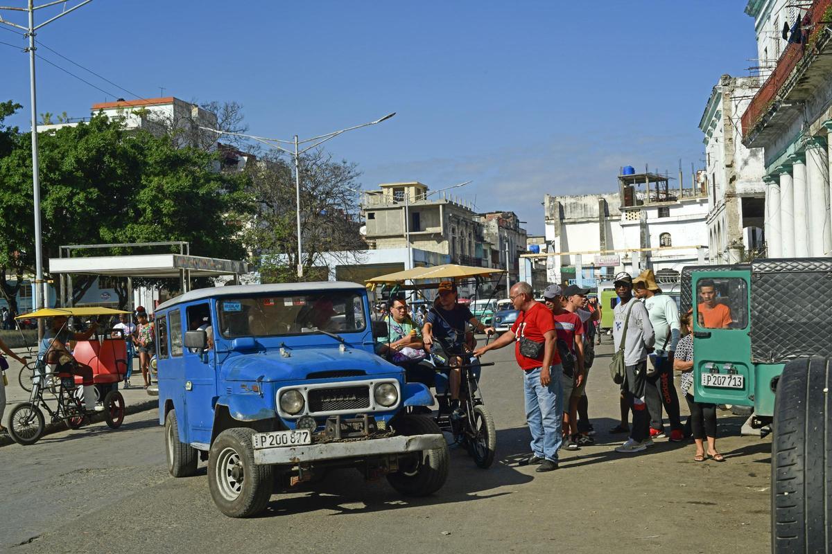Piquera (parada) de almendrones (taxis). Parque Curita ubicado en calle Salud entre avenida Italia y Águila. Centro Habana.