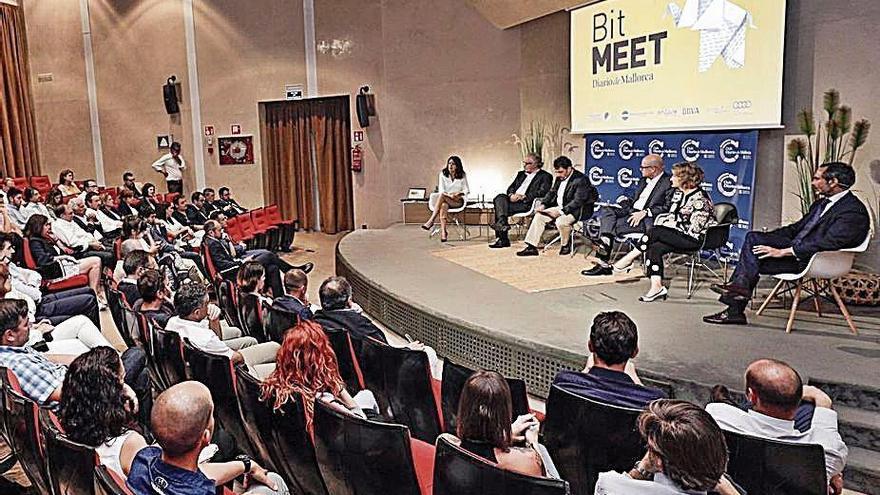 Tomasa Rodrigo, Josep LluÃ­s Vidal, Gabriel Sampol, Miguel FernÃ¡ndez, Mar MuÃ±oz y Alejandro Forcades, ayer durante el coloquio en el Club.