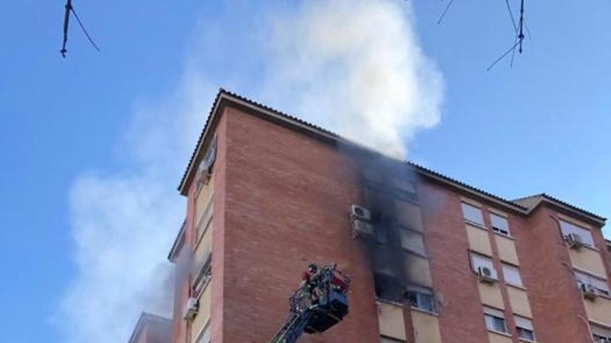 Desalojan un edificio de siete plantas en el Infante por un incendio