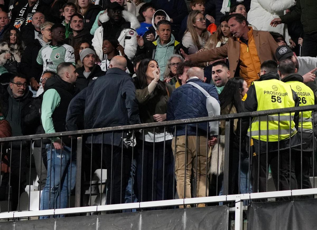 Galería | Nuevas imágenes del 'espectáculo' de los acompañantes del Racing en tribuna