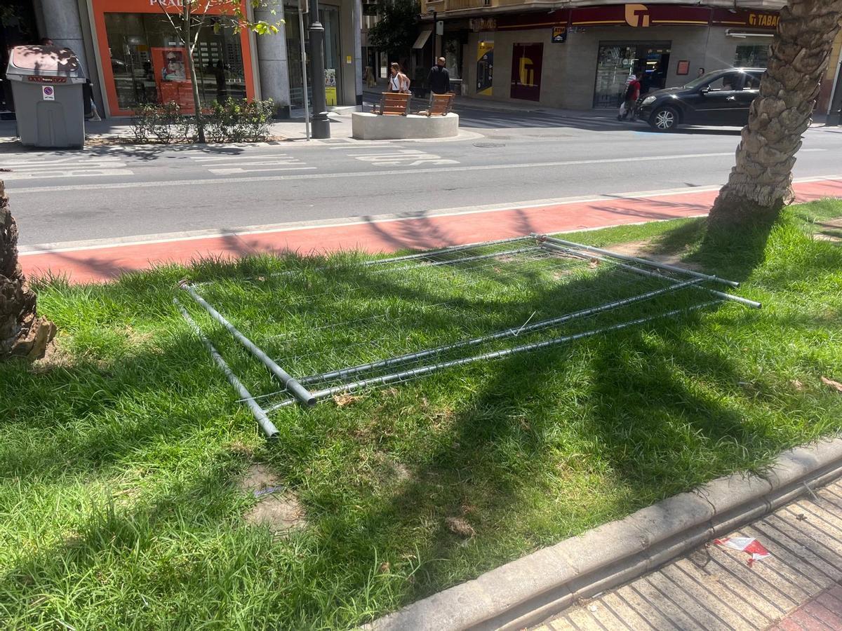 Vallas metálicas utilizadas para el Mercadito tiradas sobre el césped en Federico Soto
