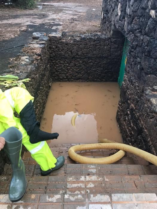 Achicando el agua en Costa Teguise