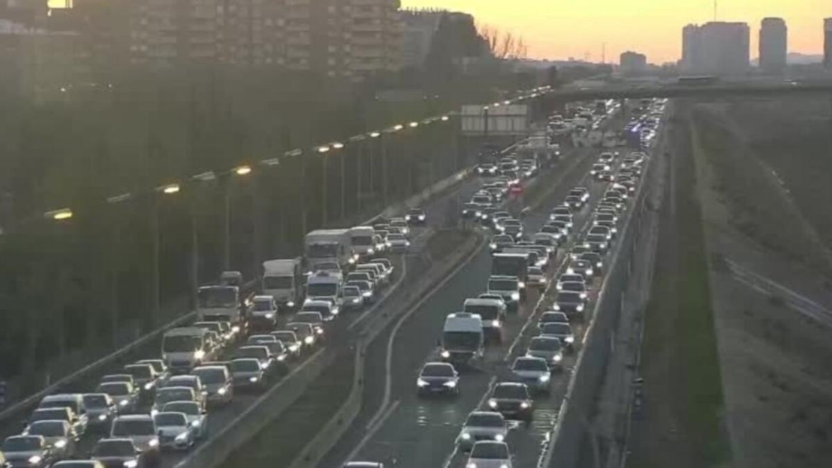 La V-30 esta mañana, a la altura de Mislata y en sentido hacia la A-7, estaba completamente colapsada.