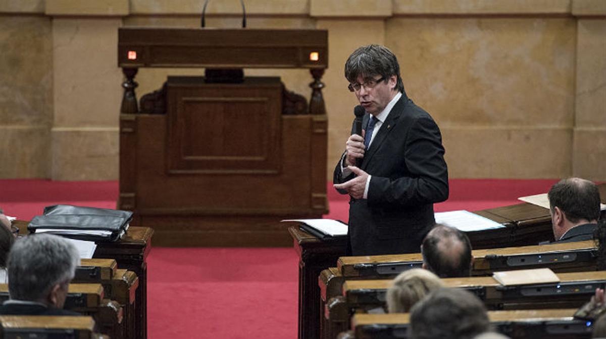El 'president' Carles Puigdemont interviene en un pleno del Parlament.