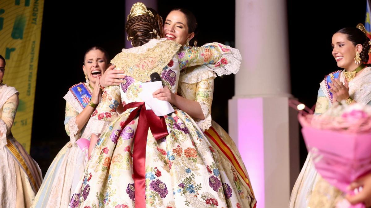 María Julia abraza a Carmen cuando fue elegida, mientras su prima Marina, a la izquierda, lo celebra.