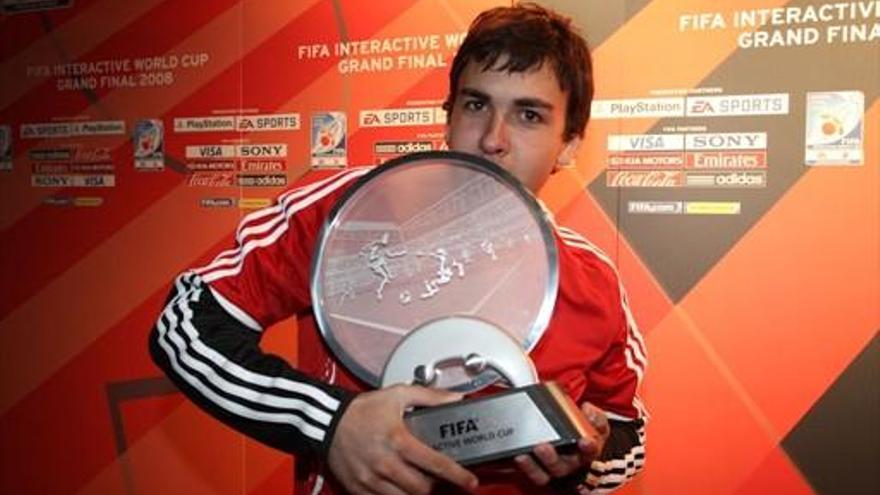 Alfonso Ramos con su trofeo en Berlín.