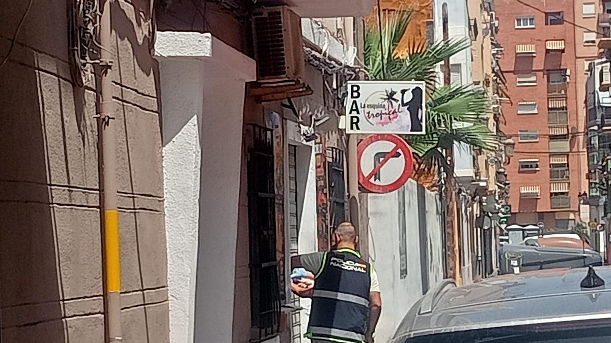 La Policía Nacional precintando el acceso al bar donde ha ocurrido el crimen