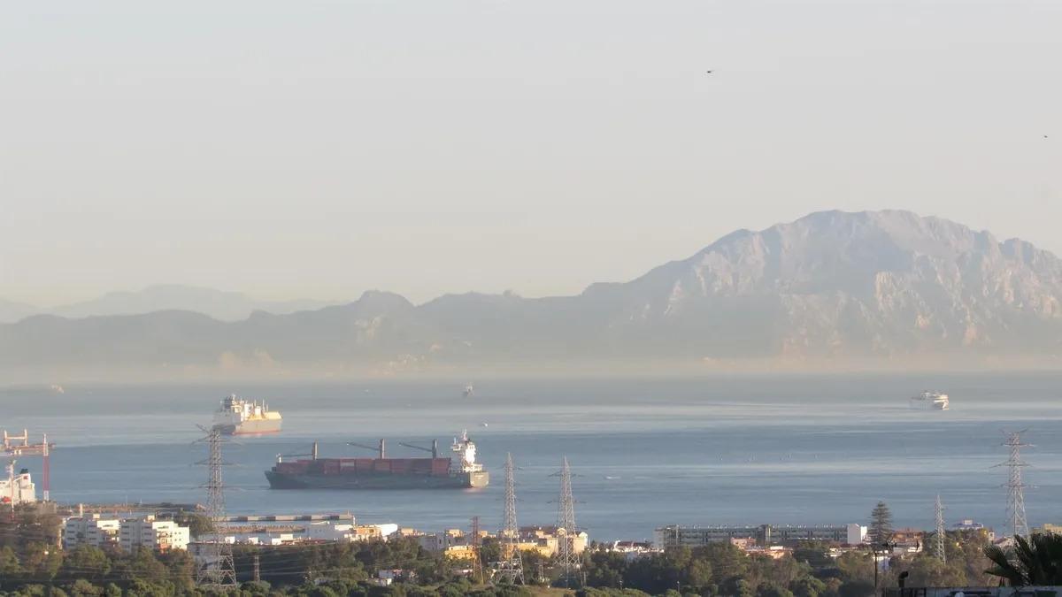 Nube de contaminación sobre el Estrecho de Gibraltar