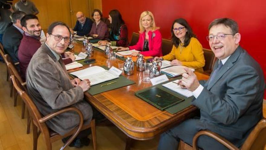 Los consellers en un pleno del Consell celebrado en Alicante.