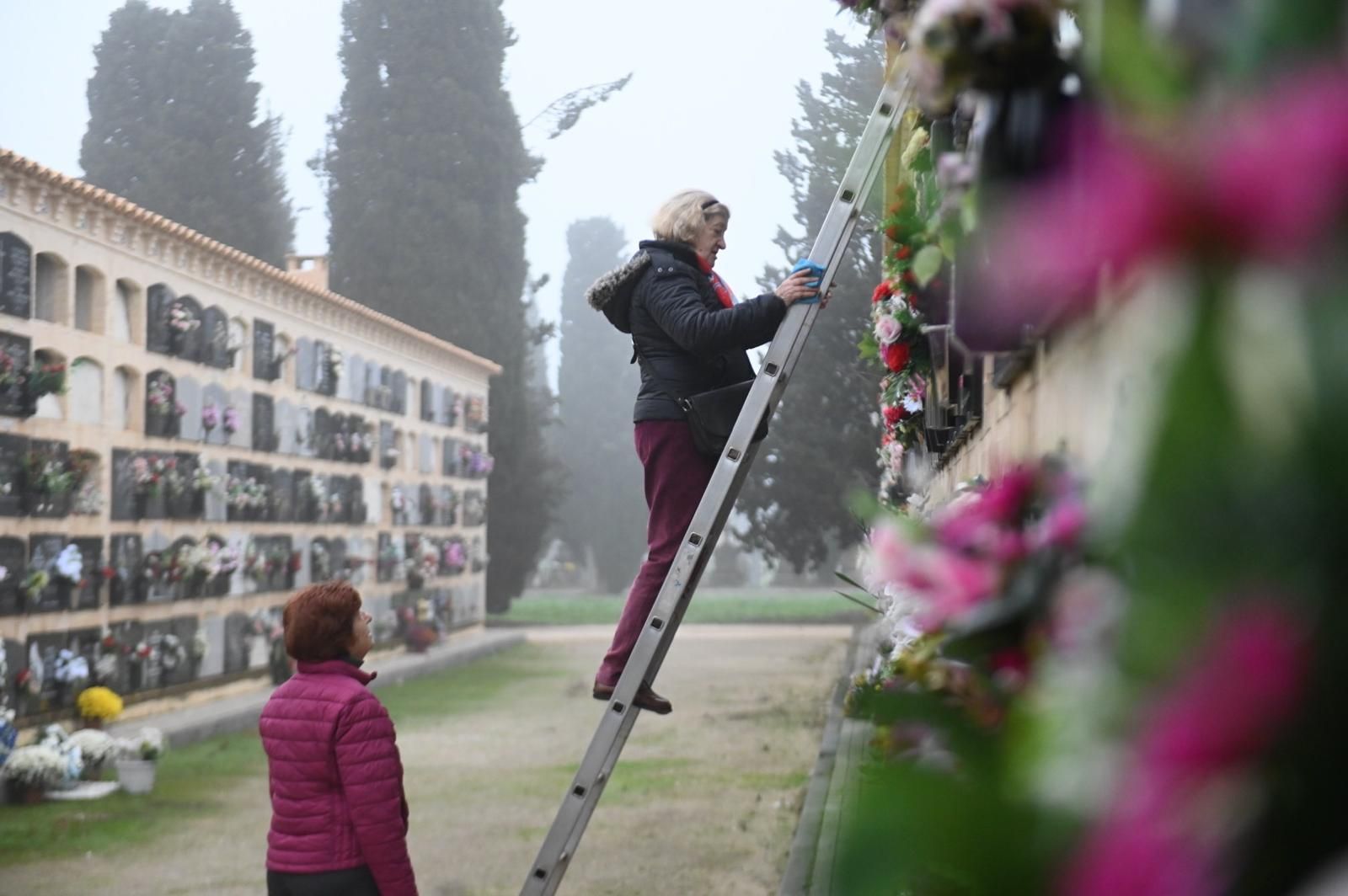 En imágenes | Así ha sido el Día de Todos los Santos en el cementerio de Torrero