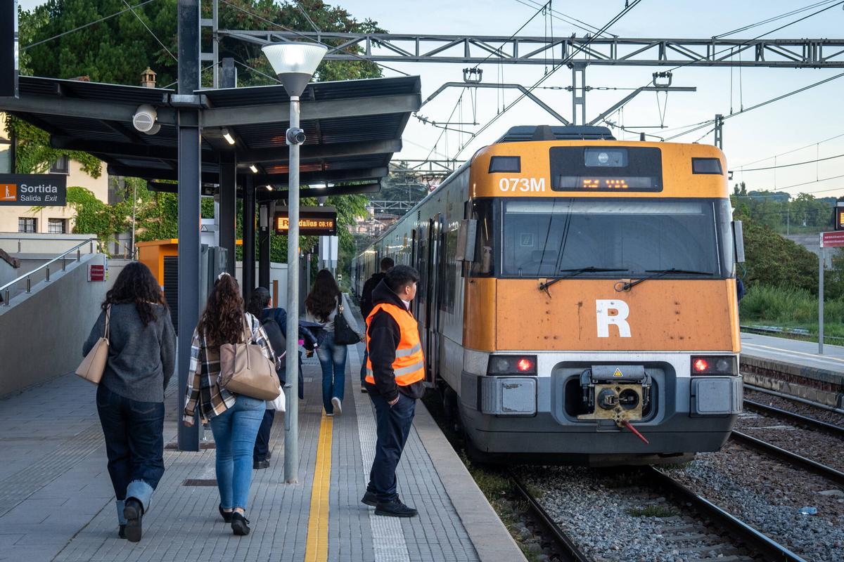 Un tren de la R3 con destino Vic en la estación de Centelles, el pasado mes de octubre.