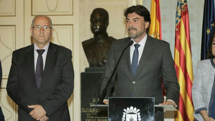 El Salón Azul del Ayuntamiento acoge la entrega de diplomas a los finalistas de los premios Festers El Salón Azul del Ayuntamiento acoge la entrega de diplomas a los finalistas de los premios Festers