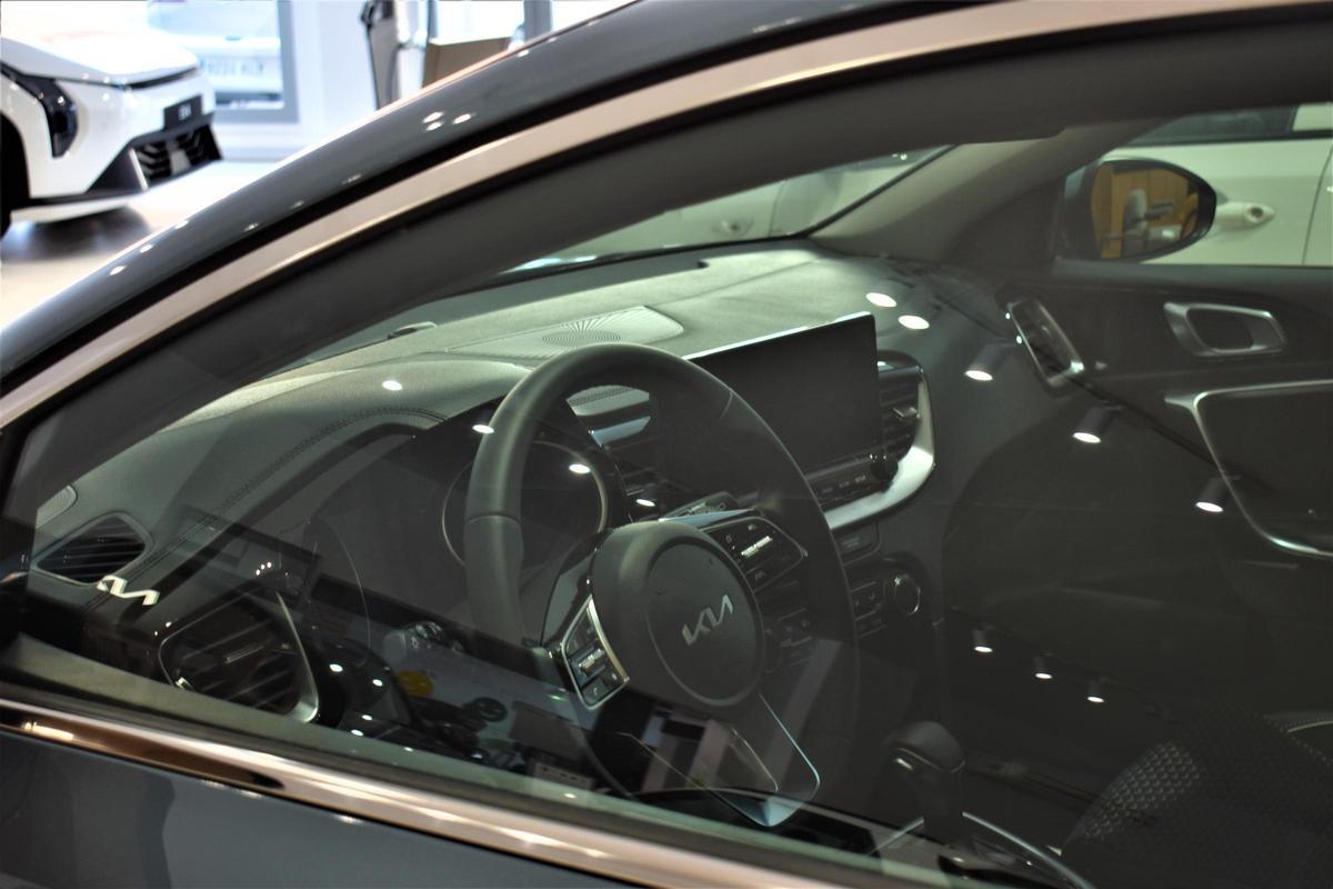 Interior de un vehículo Kia en la sala de exhibición de Kia Rojas Motor.