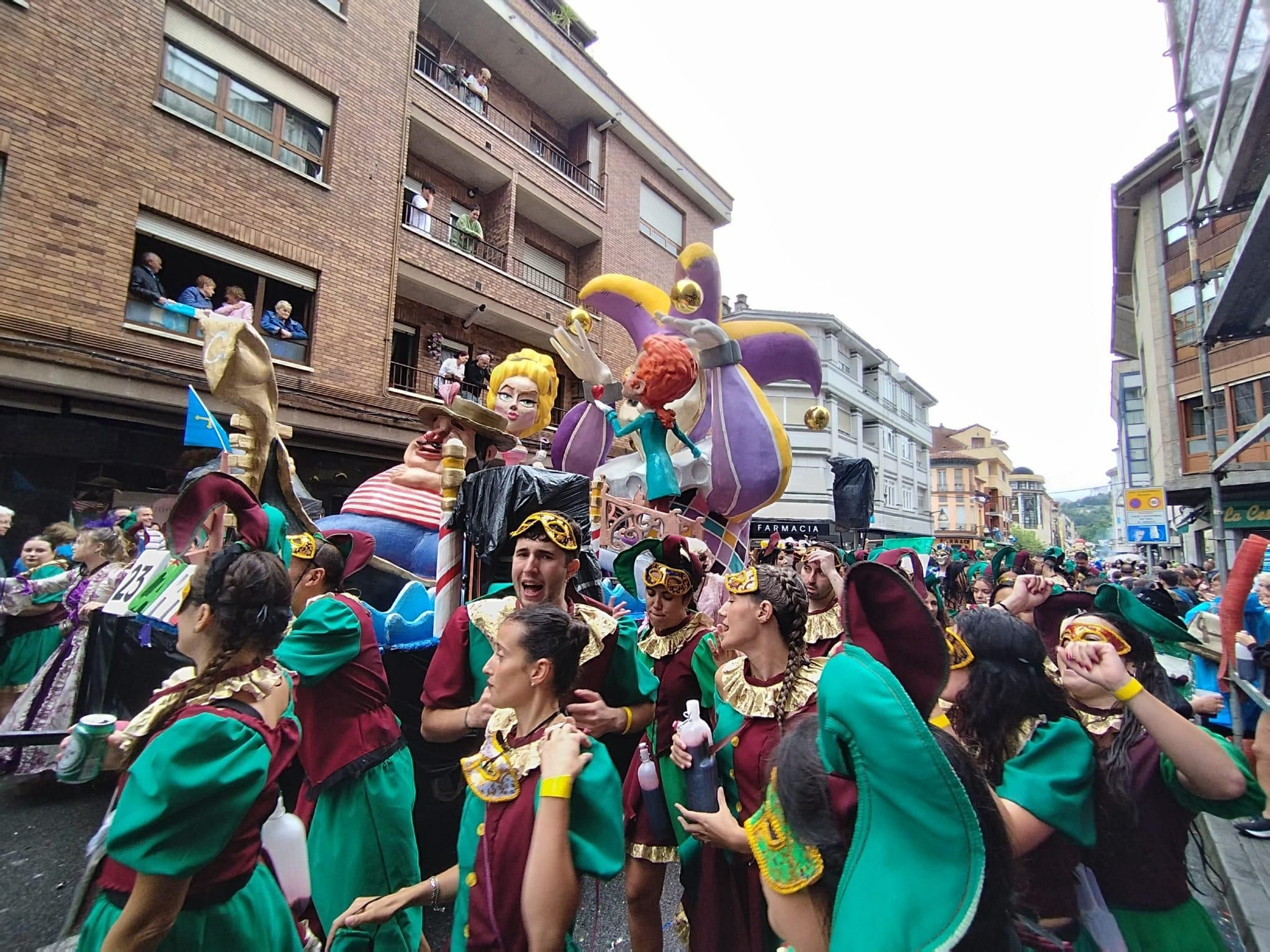 Así está siendo el Descenso Folklórico del Nalón, con 7.000 navegantes